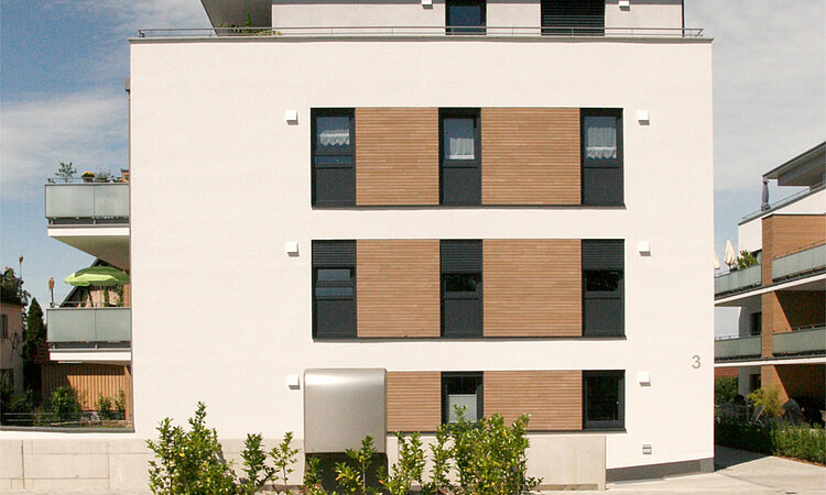 Wohnhaus mit Flachdach, Fensterfront und Rasenfläche