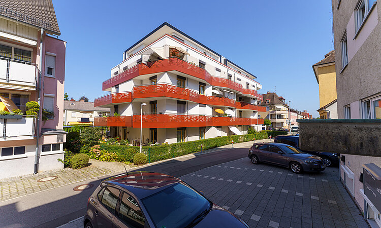 Wohnhaus in der Olgastraße 59 in Friedrichshafen mit geparkten Autos
