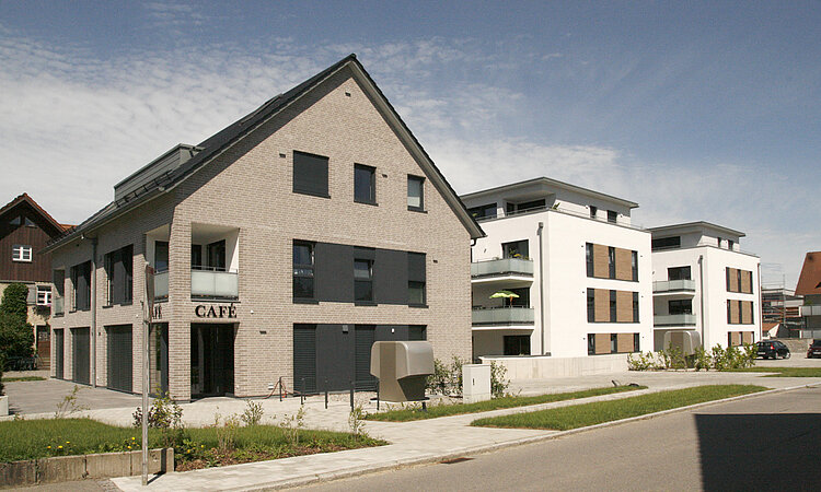 Café in modernem Gebäudekomplex